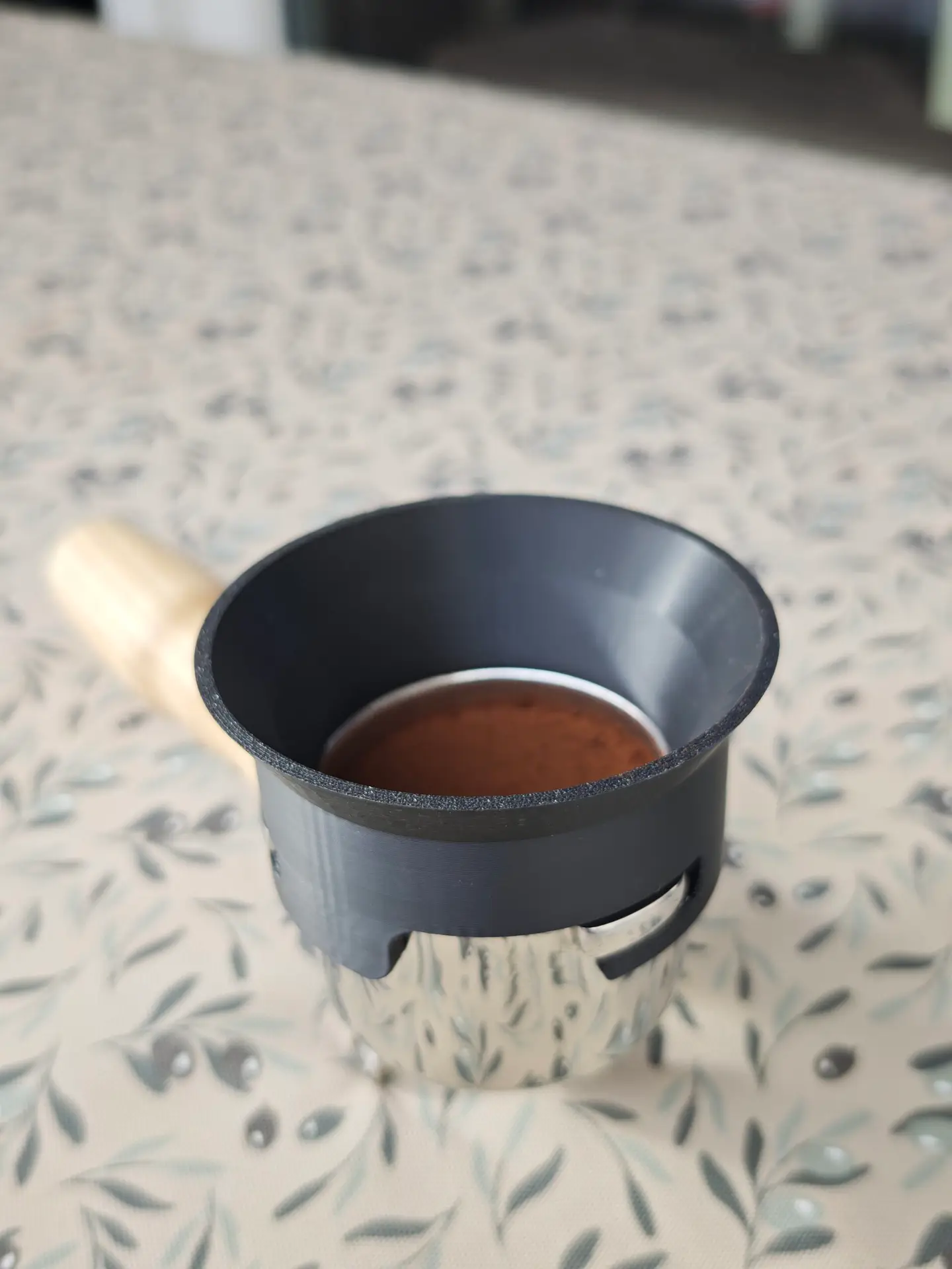 View from above into the funnel: the coffee grounds sit neatly in the basket