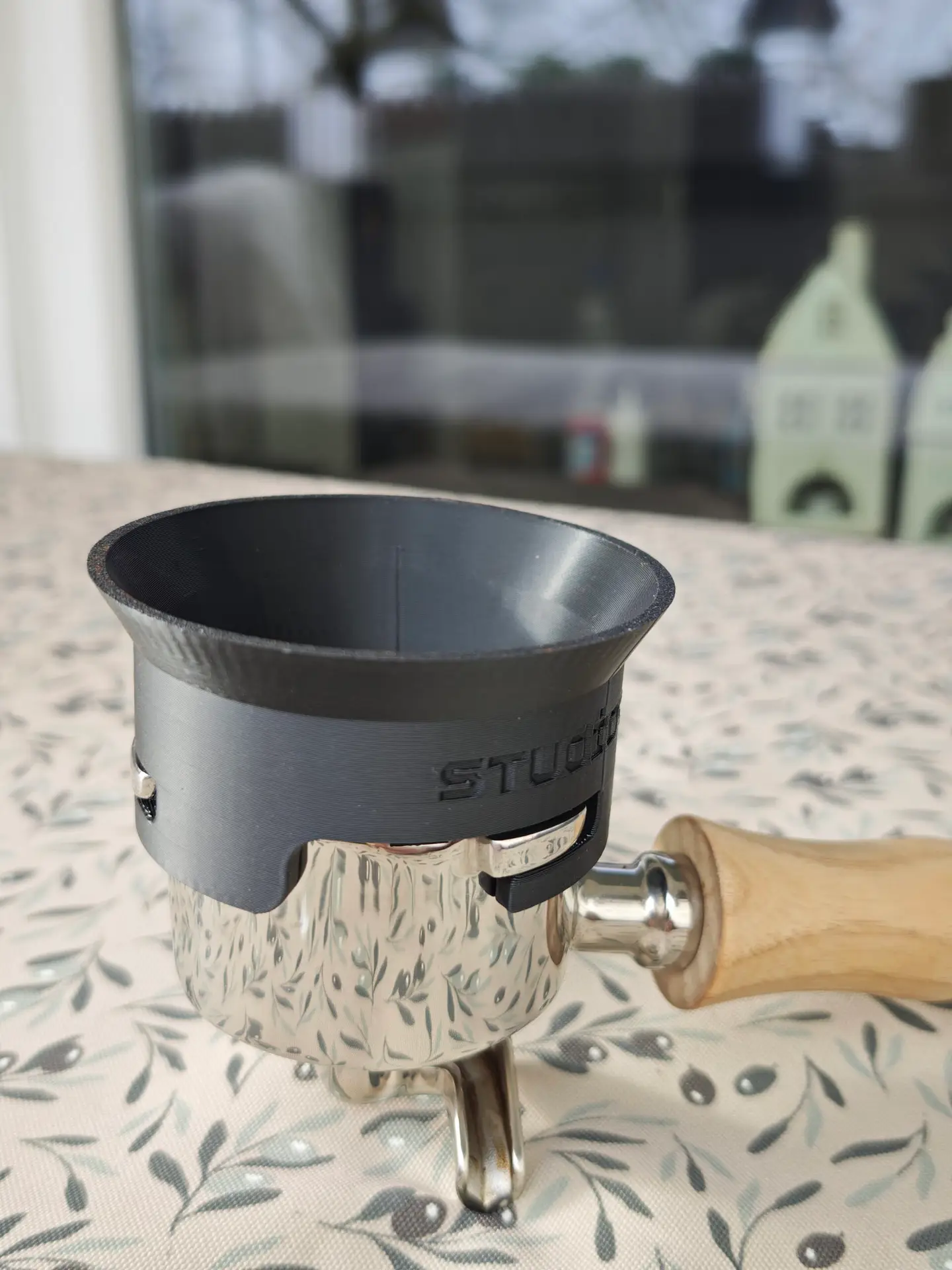 Dosiertrichter 51 mm auf dem Siebträger der Dedica mit Holzgriff