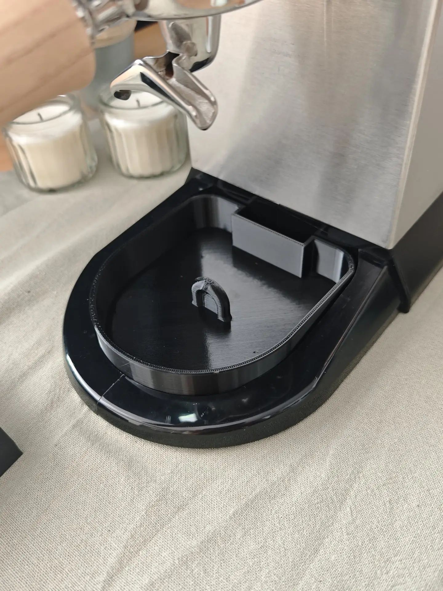 Der wasserführende PETG-Behälter sitzt in der Maschine, das Gitter ist abgenommen