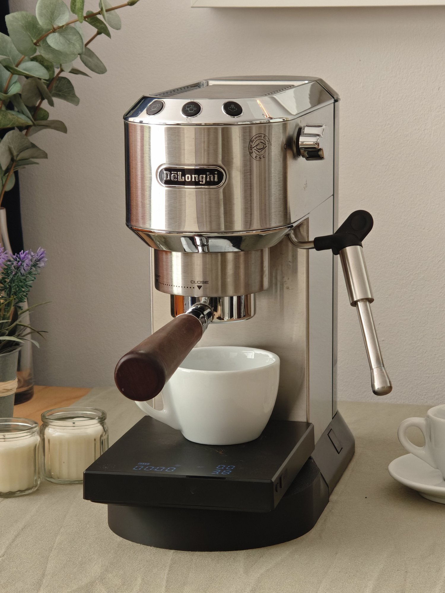 Espressotasse auf der Kaffeewaage, beides steht auf der Honeycomb-Abtropfschale