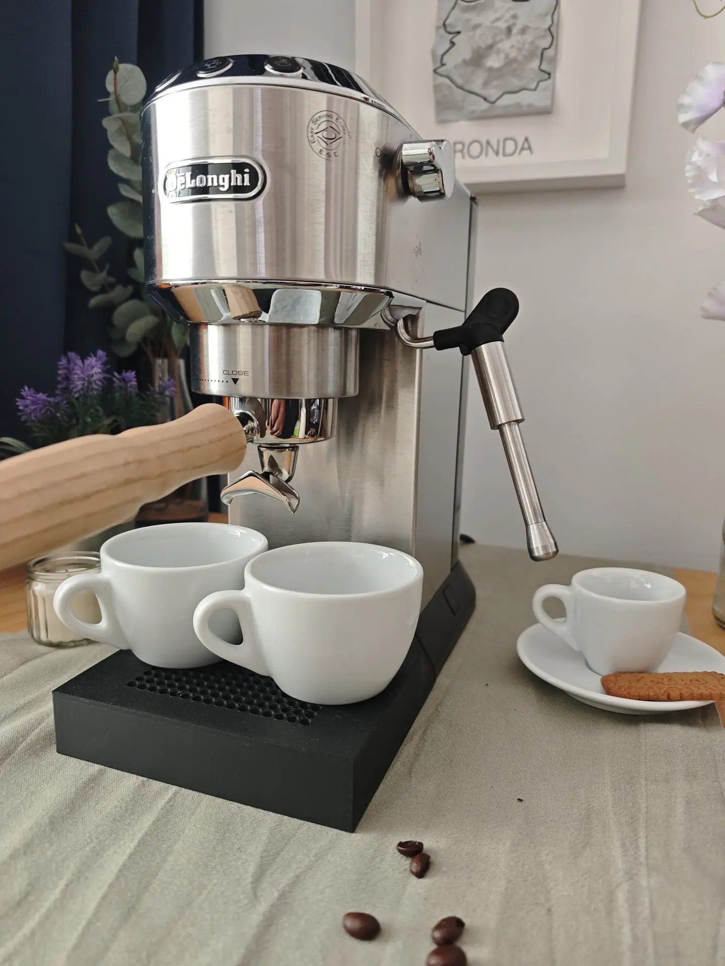 The Dedica from the front, two espresso cups on the Livanto drip tray