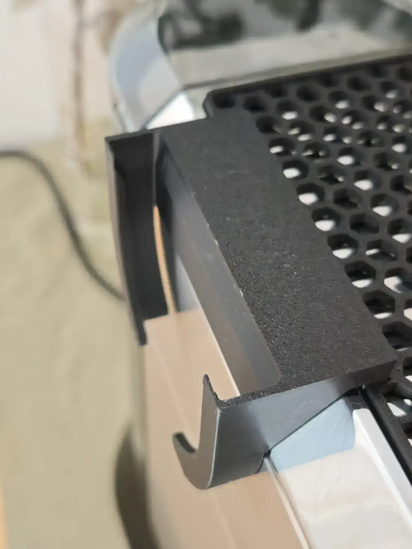 Gros plan : le support de porte-filtre en place dans la découpe ajustée du repose-tasses