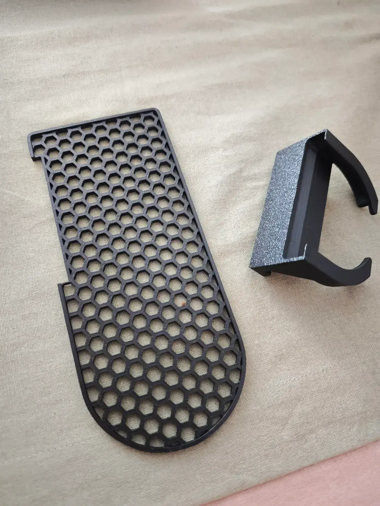 Repose-tasses et support de porte-filtre magnétique côte à côte sur un tissu clair