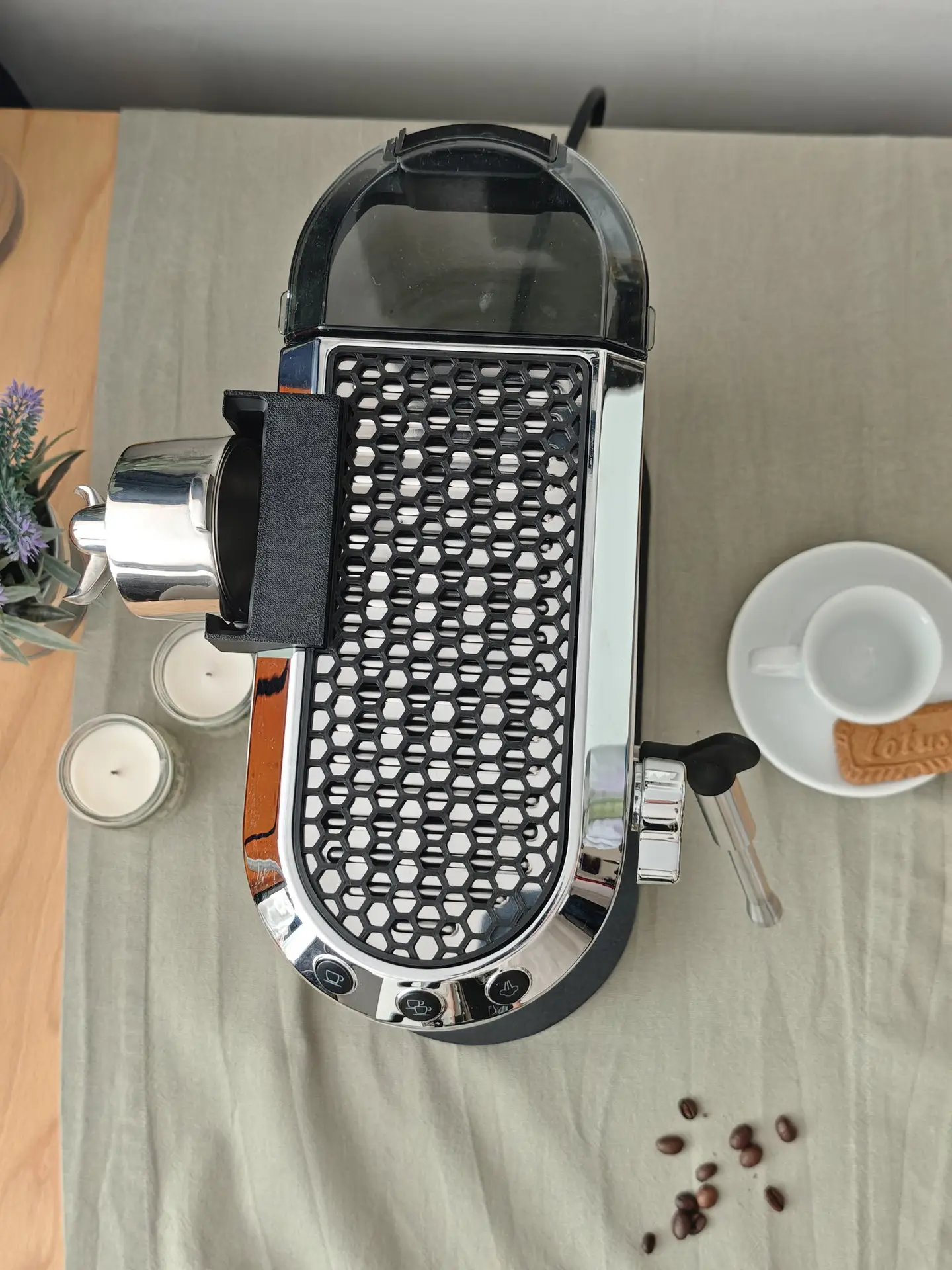 Le repose-tasses Honeycomb vu d'en haut, le pot à lait dans le support