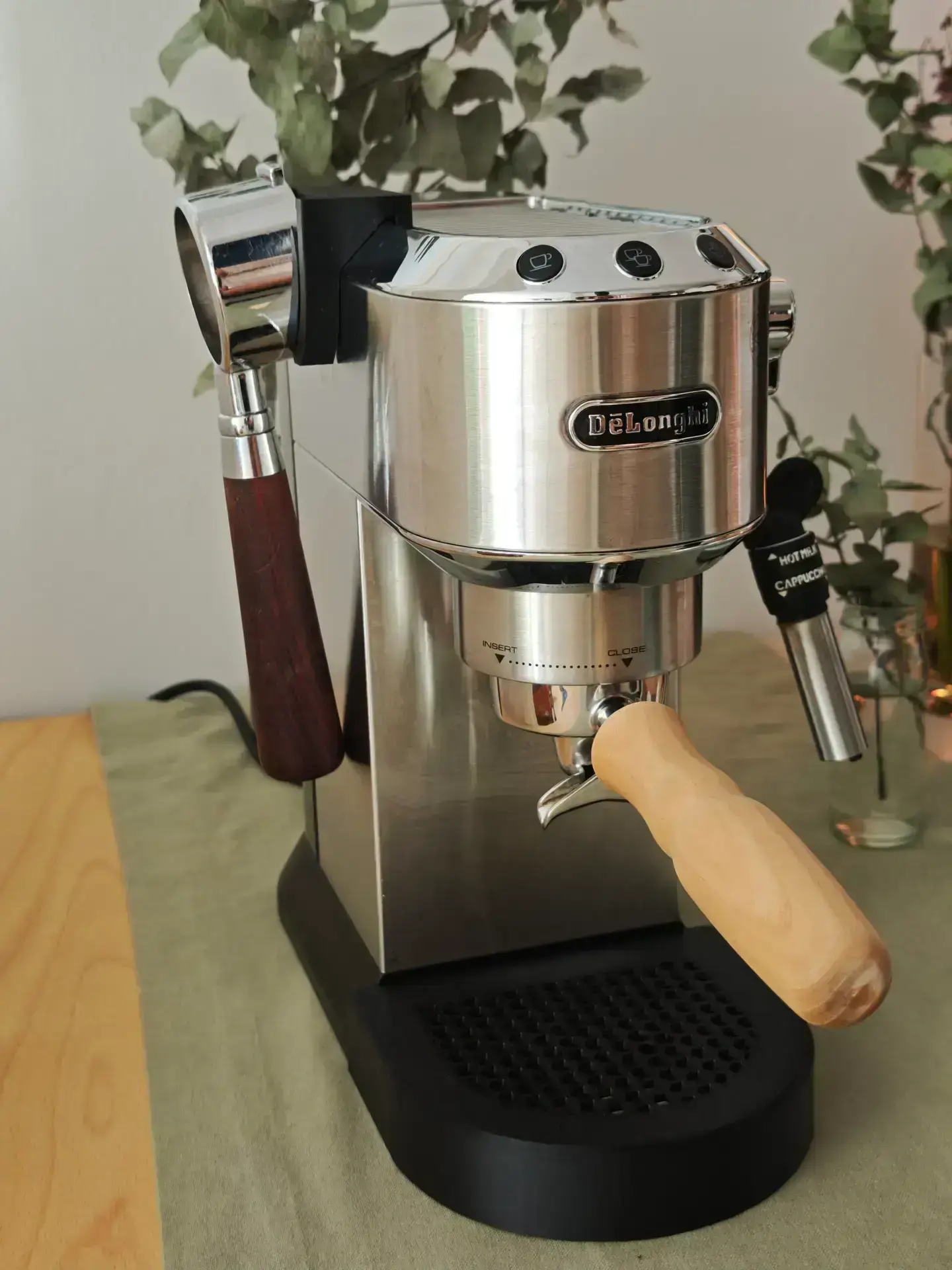 De'Longhi Dedica mit dem magnetischen Siebträgerhalter, der Siebträger hängt griffbereit an der Seite