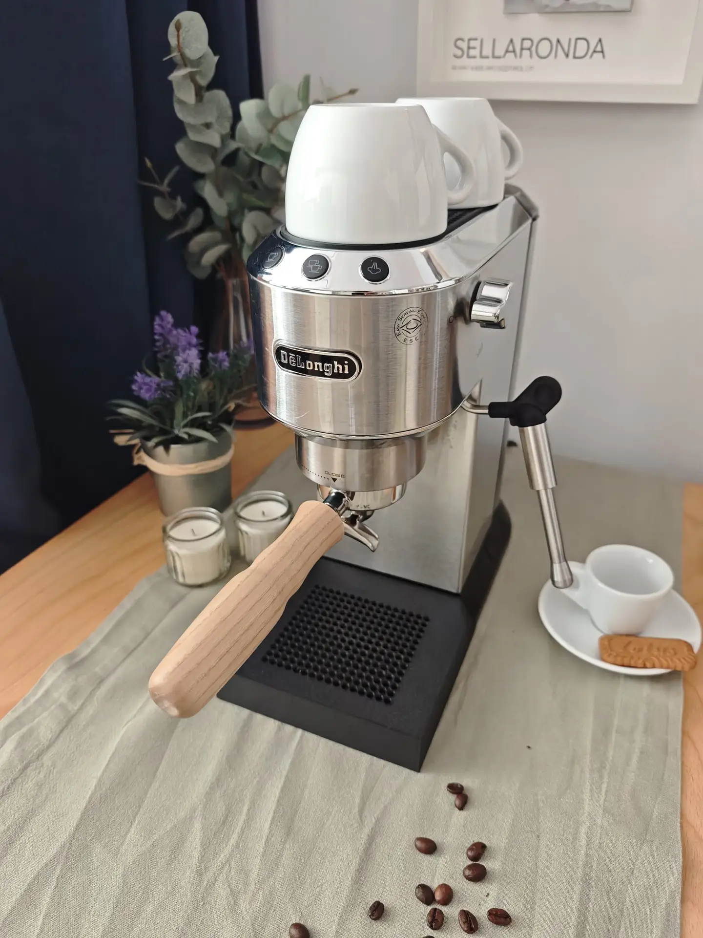 La Dedica de frente, dos tazas calentándose en el reposatazas