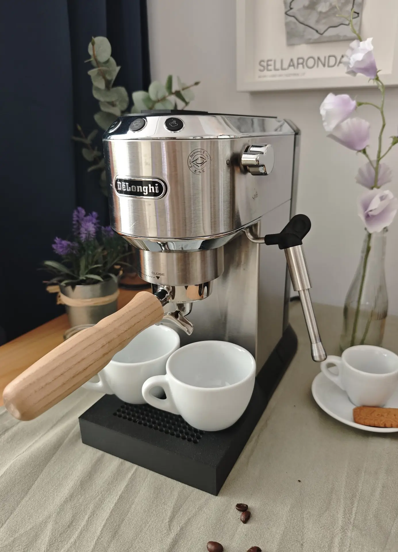 Dos tazas de espresso sobre la bandeja Livanto, bajo la salida