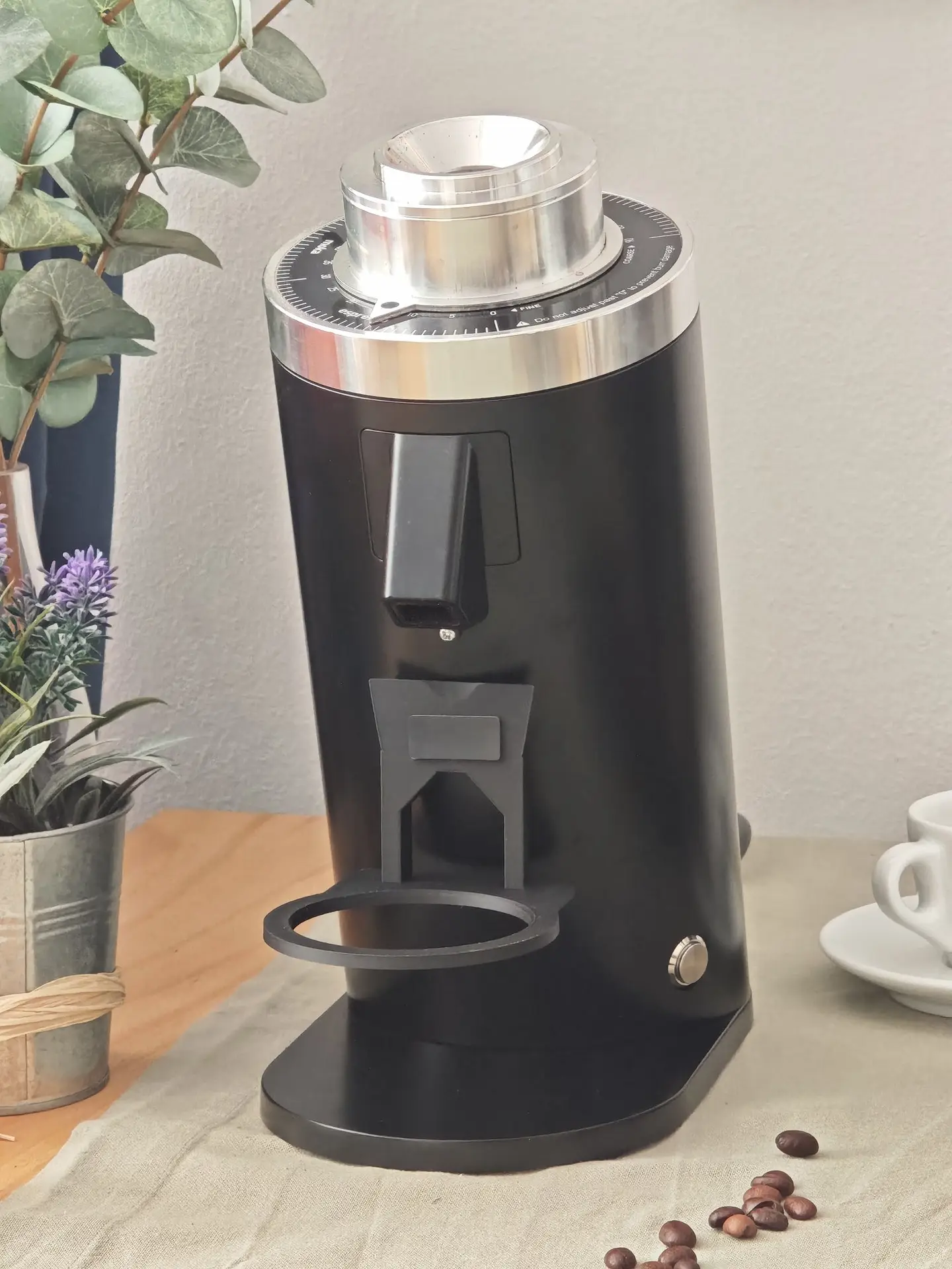Mühlenhalter für den Blindshaker an der schwarzen DF64-Kaffeemühle