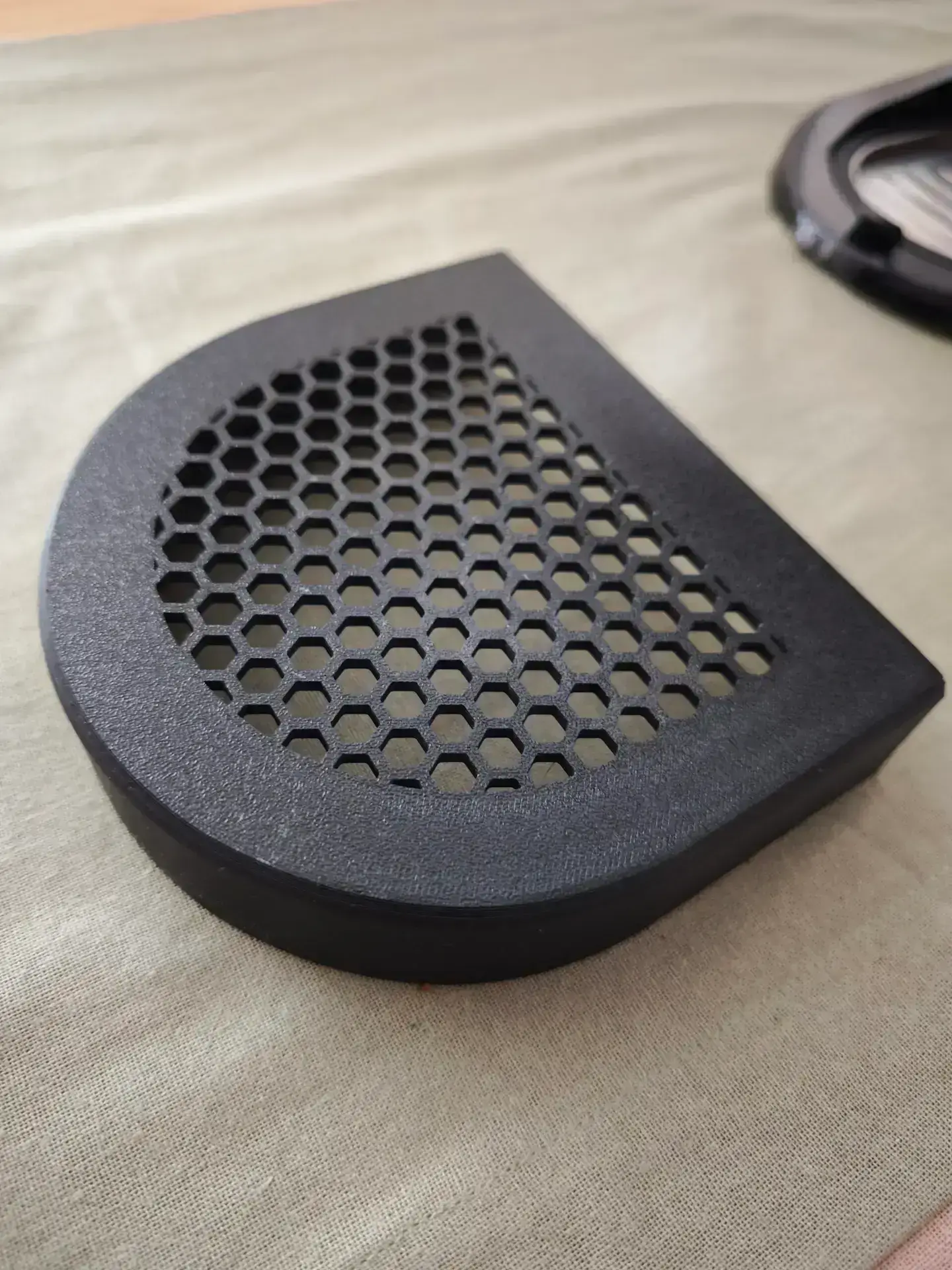 Die magnetische Honeycomb-Abtropfschale einzeln, von schräg oben