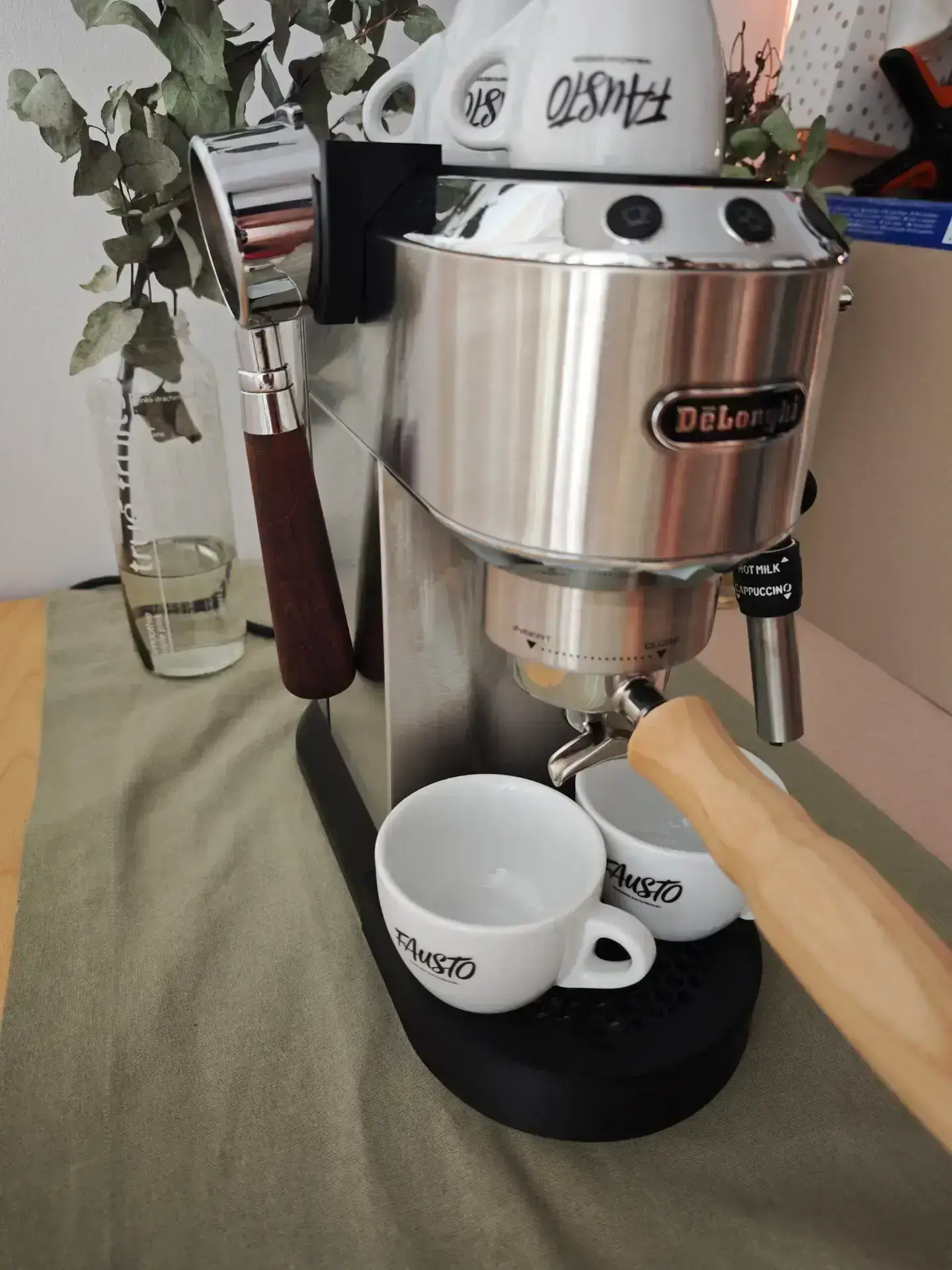 Blick von schräg oben auf die Dedica, eine Tasse steht auf der Abtropfschale