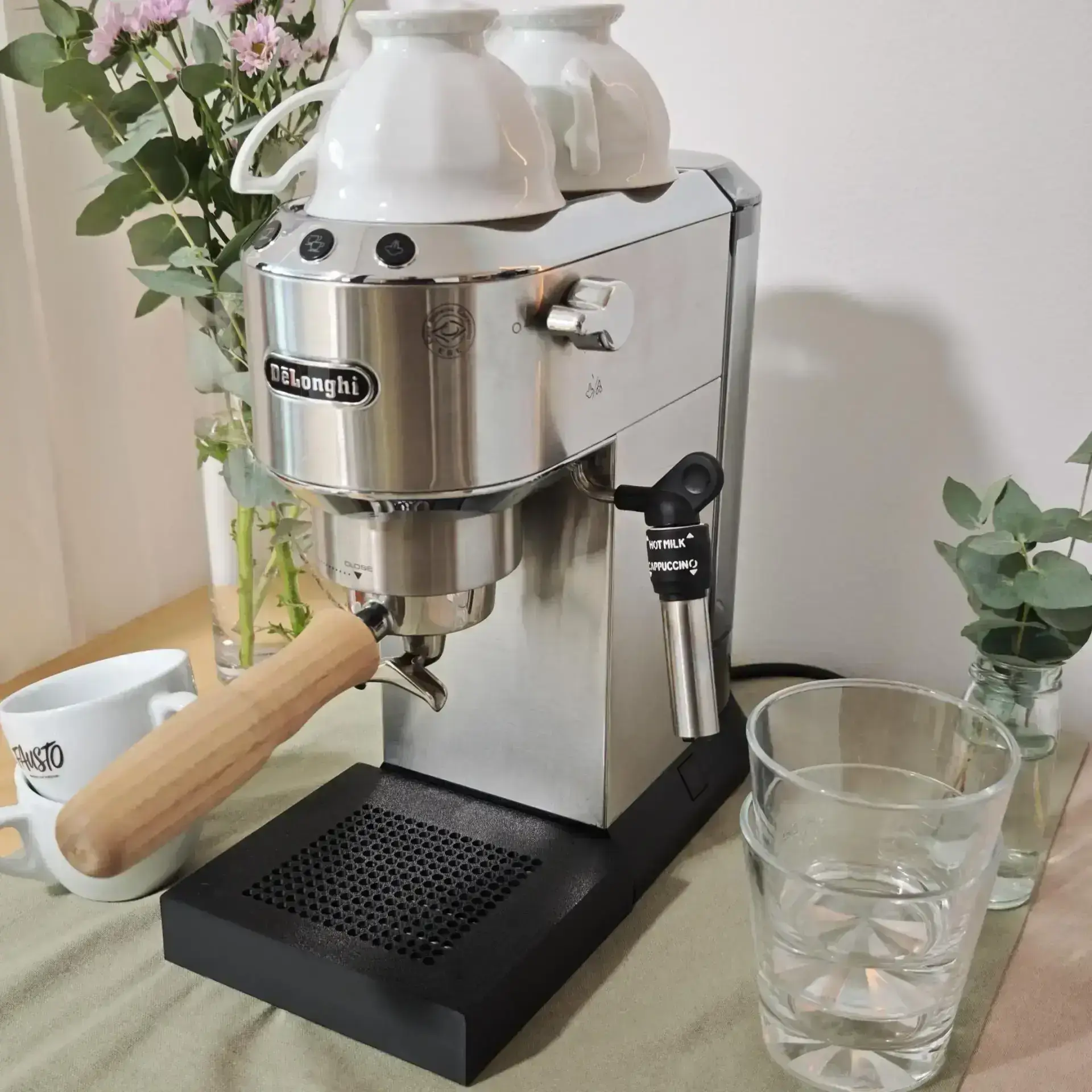 Die Dedica mit der Livanto-Abtropfschale, Tassen wärmen oben auf der Maschine