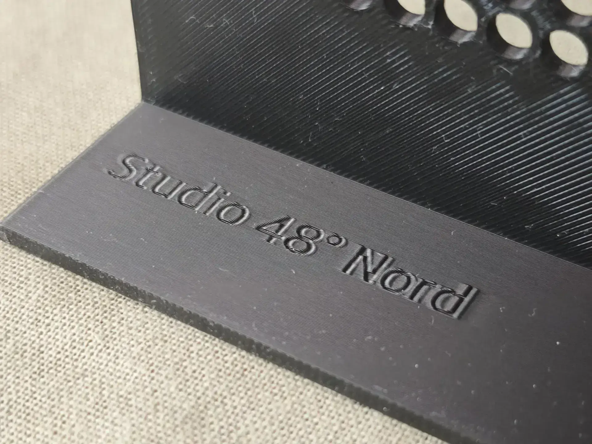 Prägung „Studio 48° Nord" auf der Kante der Abtropfschale