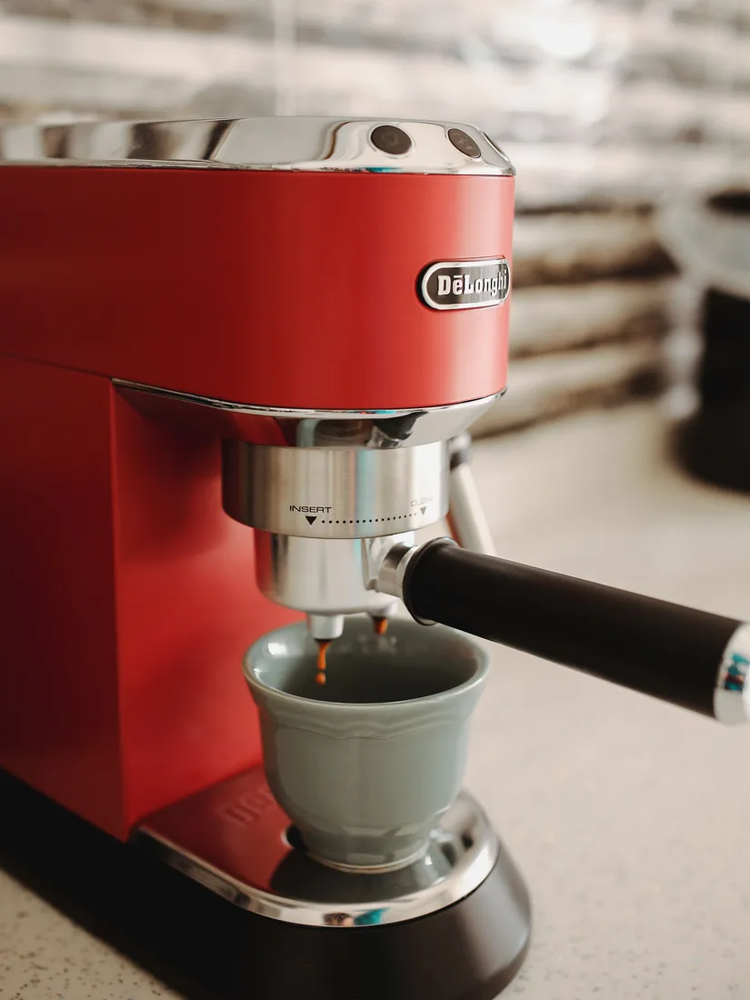 Rote De'Longhi Dedica mit Original-Siebträger und Original-Abtropfgitter
