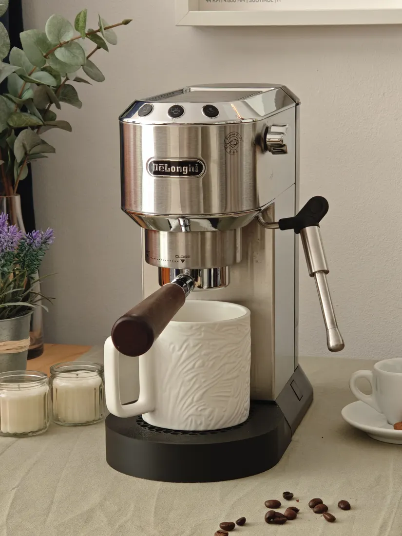 Große Tasse unter der Dedica auf flacher Abtropfschale
