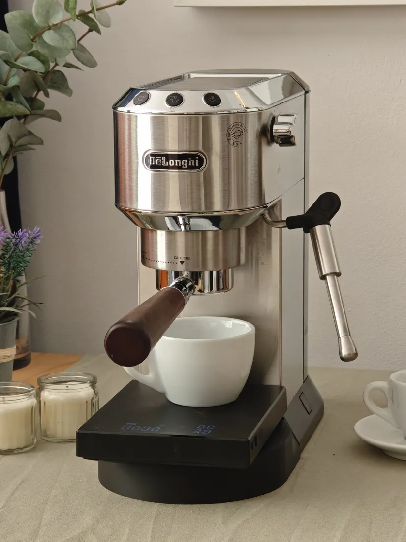 Kaffeewaage unter dem Dedica-Siebträger