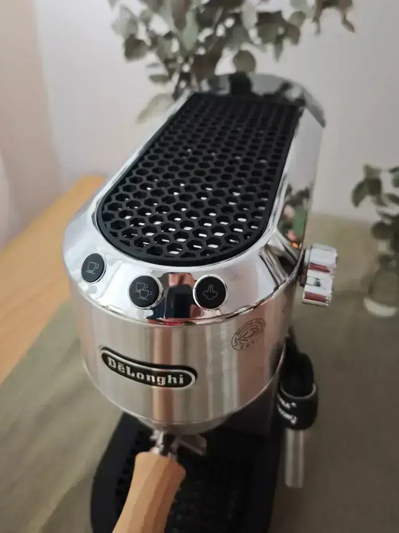 Tassenablage "Honeycomb Design" auf der De'Longhi Dedica, Wabenstruktur aus mattschwarzem PLA